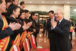 綠之韻集團(tuán)被全國工商聯(lián)、人力資源社會(huì)保障部、全國總工會(huì)聯(lián)合授予“全國就業(yè)與社會(huì)保障先進(jìn)民營企業(yè)”稱號(hào)