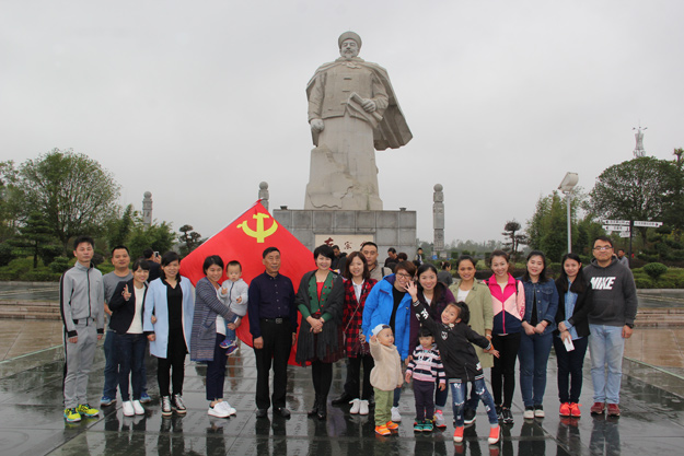 綠之韻集團黨委開展慰問老黨員活動