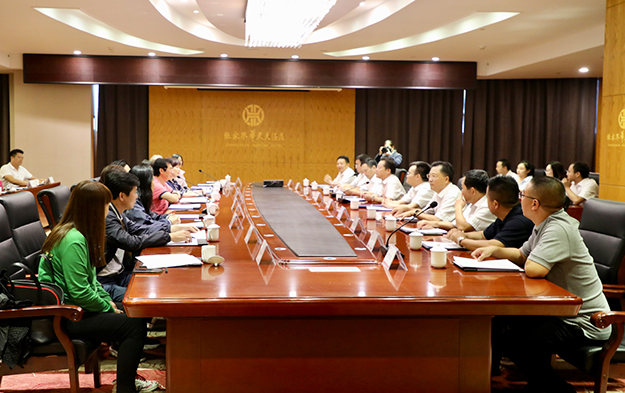 胡國(guó)安董事長(zhǎng)陪同香港金利豐金融集團(tuán)主席朱沃裕、總裁朱李月華（朱太）考察張家界