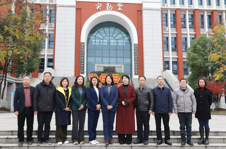 綠之韻集團(tuán)聯(lián)合瀏陽(yáng)經(jīng)開(kāi)區(qū)政協(xié)委員工作室開(kāi)展“愛(ài)心助學(xué)·書(shū)香滿園”活動(dòng)走進(jìn)長(zhǎng)郡瀏陽(yáng)實(shí)驗(yàn)學(xué)校