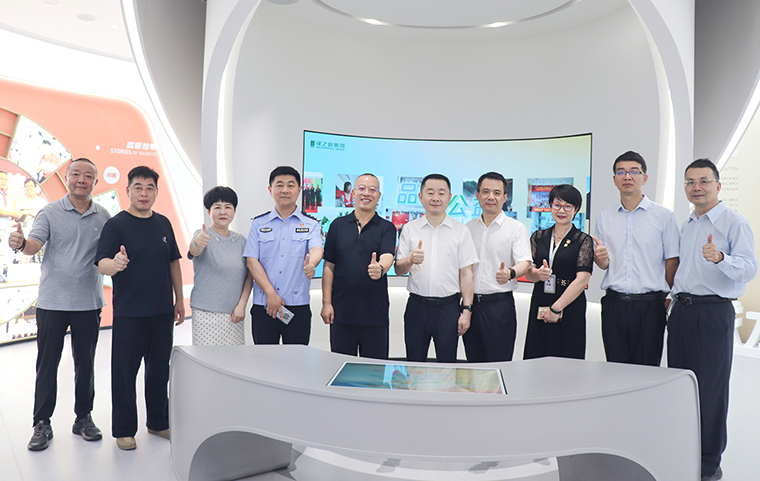 雨花區(qū)人民政府副區(qū)長(zhǎng)、區(qū)公安分局局長(zhǎng)周習(xí)文一行蒞臨綠之韻中心走訪調(diào)研