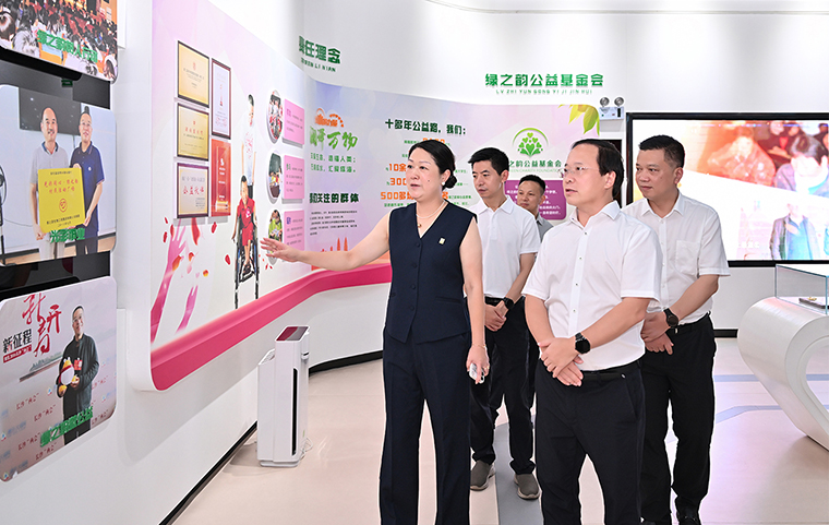 中共長(zhǎng)沙市委常委、瀏陽市委書記肖正波一行蒞臨綠之韻集團(tuán)調(diào)研