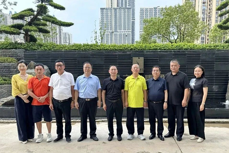 安化縣政協(xié)主席胡能華一行蒞臨綠之韻中心調研