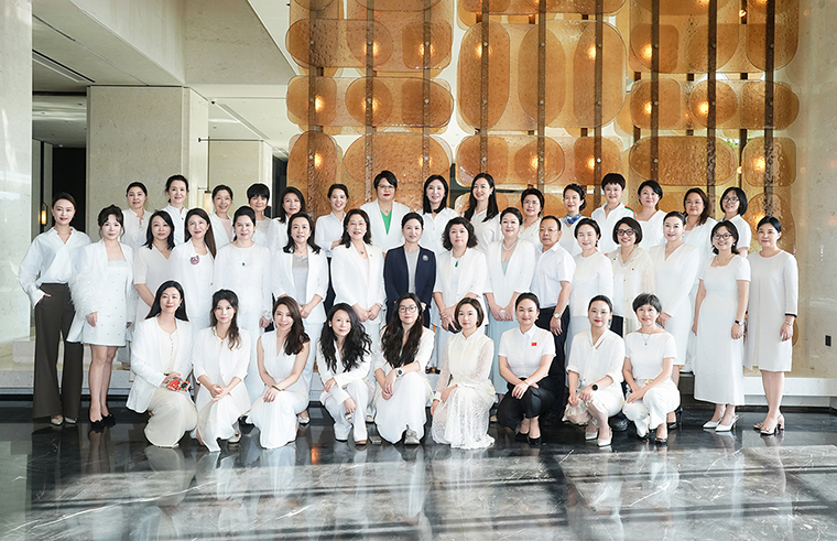 湖南省女企業(yè)家協(xié)會第一次婦女大會召開，勞嘉總裁當選女企業(yè)家協(xié)會婦聯(lián)主席