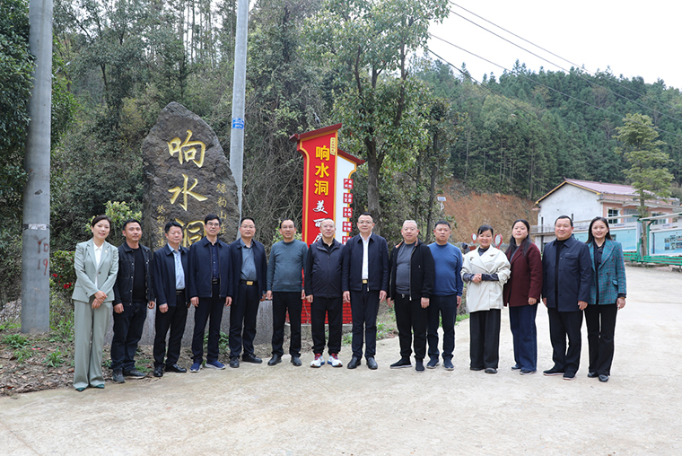 益陽(yáng)市人大常委會(huì)副主任石錄明一行蒞臨“綠韻書(shū)屋”參觀調(diào)研