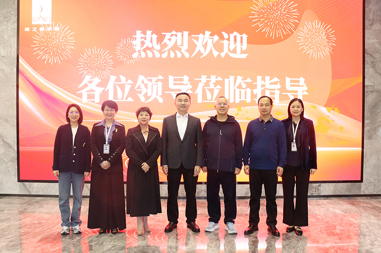 中共長(zhǎng)沙市委社會(huì)工作部部長(zhǎng)喻中文一行蒞臨綠之韻中心調(diào)研黨建工作